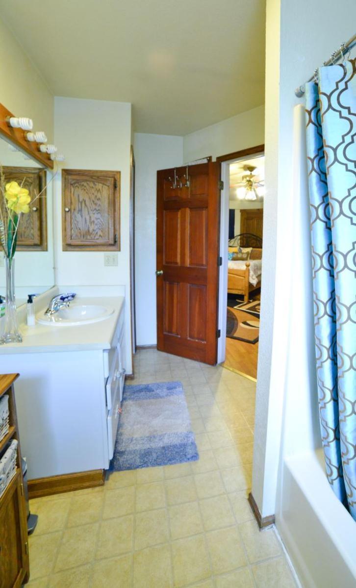 1729_Arborway Villa Colorado Springs Room photo